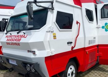 Mobil laboratorium bergerak milik Balai Teknik Kesehatan Lingkungan dan Pengendalian Penyakit Kelas 1 Makassar dikirimkan ke Mamuju untuk mempercepat pemeriksaan PCR terhadap warga korban gempa maupun tim relawan. (fornews.co/bkpm kemenkes)