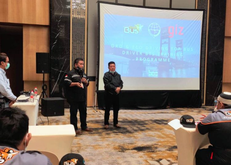 Direktur Utama PT TMPJ, Antoni Rais memberikan pengarahan saat membuka pelatihan sopir Transmusi yang digelar bekerja sama dengan Kementerian Perhubungan dan Konsultan Transportasi GIZ, di Hotel Santika Premiere, Palembang, Selasa (5/1/2021). (fornews.co/bakohumas palembang)