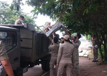 Petugas Sat Pol PP Kota Palembang menertibkan lapak PKL yang berjualan di pinggir Jalan Demang Lebar Daun, Kamis (14/1/2021). (fornews.co/bakohumas palembang)