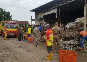 Tim Gabungan DLHK dan Satpol PP Kota Palembang saat menertibkan pengepul barang bekas di TPA Sukawinatan, Kamis (28/1/2021). (fornews.co/bakohumas palembang)
