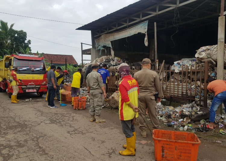Tim Gabungan DLHK dan Satpol PP Kota Palembang saat menertibkan pengepul barang bekas di TPA Sukawinatan, Kamis (28/1/2021). (fornews.co/bakohumas palembang)