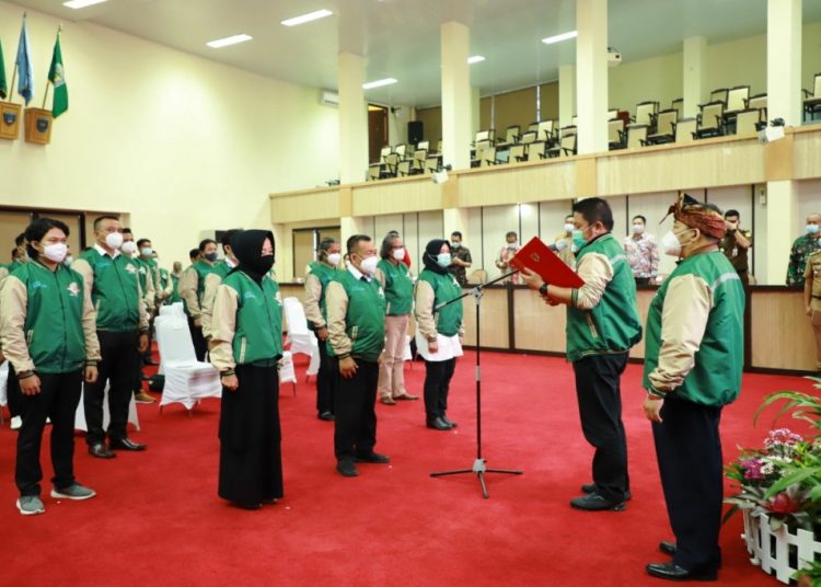 Gubernur Sumsel Herman Deru saat mengukuhkan DPD ASKI Sumsel dan Perkumpulan Petani dan Penggiat Kopi Indonesia Sumsel periode 2020-2025, di auditorium Bina Praja, Kamis (28/1/2021). (fornews.co/humas provinsi sumsel)