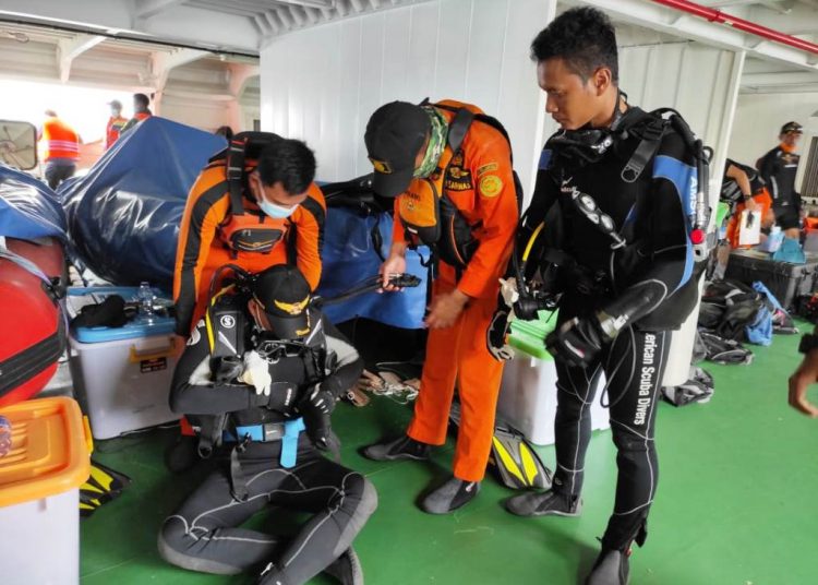 Penyelam dari Basarnas tengah mempersiapkan diri sebelum kembali turun ke laut di Kepulauan Seribu untuk melaksanakan operasi SAR musibah jatuhnya pesawat Sriwijaya Air SJ 182 di hari ke-6, Kamis (14/1/2021). (fornews.co/humas basarnas)