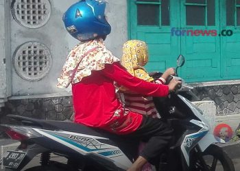 IBU dan anak melintas berkendaraan di kawasan sejarah Mataram di Kotagede, Yogyakarta. (foto fornews.co/adam)