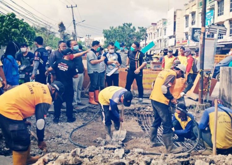 Sejumlah pekerja tampak membongkar konstruksi Jembatan Musi Raya di Sako untuk diperbaiki, Minggu (17/1/2021). (fornews.co/bakohumas palembang)