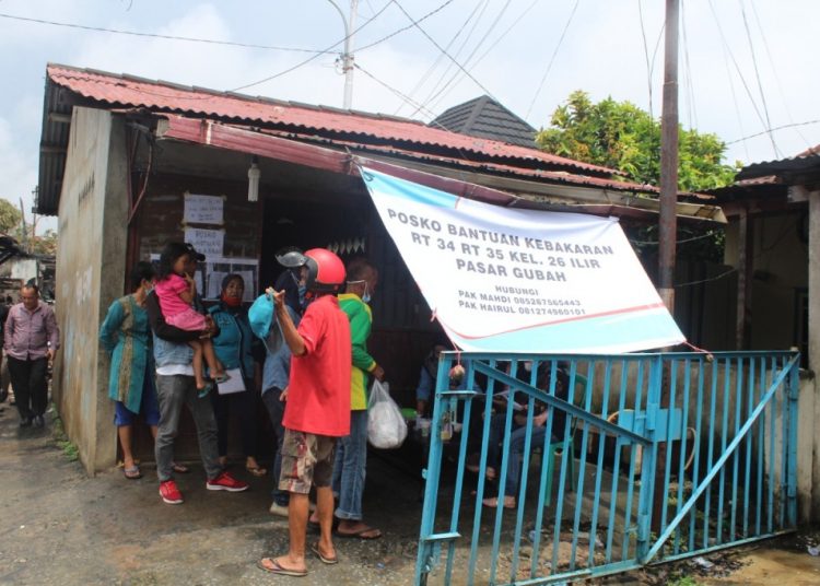 Posko kebakaran yang didirikan Dinas Sosial Kota Palembang bersama warga sekitar untuk membantu penyaluran bantuan korban kebakaran di Pasar Gubah, Kecamatan Bukit Kecil. (fornews.co/bakohumas palembang)