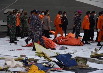 Serpihan badan pesawat Sriwijaya Air SJ 182 yang dievakuasi Tim SAR Gabungan ke Posko JICT Pelabuhan Tanjung Priok, Jakarta, Senin (11/1/2021). (fornews.co/humas basarnas)