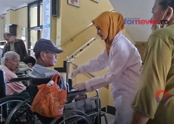 PETUGAS kesehatan Puskesmas Kecamatan Ngampilan sedang melayani warga Kelurahan Notoprajan, Yogyakarta. (foto fornews.co/adam)