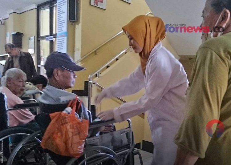 PETUGAS kesehatan Puskesmas Kecamatan Ngampilan sedang melayani warga Kelurahan Notoprajan, Yogyakarta. (foto fornews.co/adam)