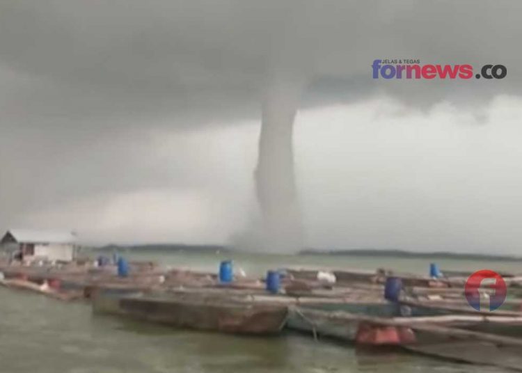 ANGIN Puting Beliung di Waduk Gajah Mungkur pada Rabu (20/1/2021) sore. (foto fornews.co)