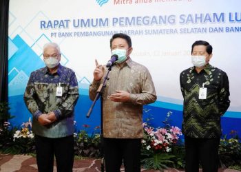 Gubernur Sumsel Herman Deru memberikan keterangan usai mengikuti RUPSLB Bank Sumsel Babel di Ballroom Wyndham OPI Hotel, Rabu (12/1/2021). (fornews.co/kominfo sumsel)