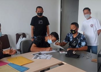 Presiden PS Palembang, Ratu Dewa (kanan berdiri) dan Wakil Presiden PS Palembang, Gunawan Gentimat (kiri berdiri), saat melihat proses pendaftaran seleksi di sekretariat PS Palembang, Sabtu (2/1) siang. (fornews.co/media promosi PS Palembang)