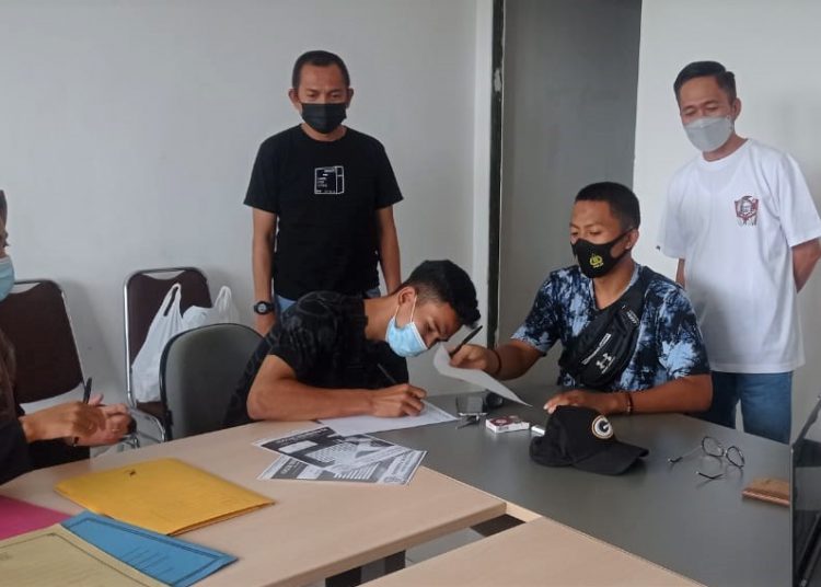 Presiden PS Palembang, Ratu Dewa (kanan berdiri) dan Wakil Presiden PS Palembang, Gunawan Gentimat (kiri berdiri), saat melihat proses pendaftaran seleksi di sekretariat PS Palembang, Sabtu (2/1) siang. (fornews.co/media promosi PS Palembang)