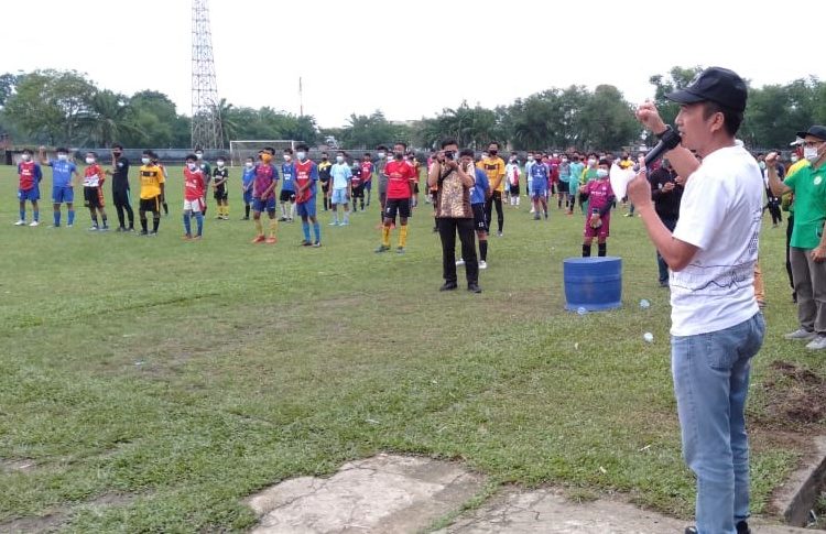 Presiden Klub PS Palembang, Ratu Dewa saat memberikan arahan kepada pemain yang mengikuti seleksi Soeratin U-15 di Stadion Patra Jaya, Plaju, Kamis (14/1). (fornews.co/sidratul muntaha)