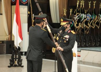Jenderal Pol Idham Azis menyerahkan tongkat kepemimpinan korps Bhayangkara kepada Jenderal Pol Listyo Sigit Prabowo pada upacara Sertijab di gedung Rupatama Mabes Polri, Jalan Trunojoyo, Jakarta Selatan, Rabu (27/1/2021). (fornews.co/humas polri)