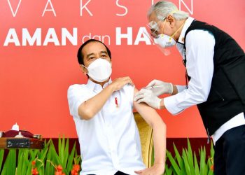 Presiden Joko Widodo menjadi orang pertama di Indonesia yang disuntikkan vaksin Covid-19.