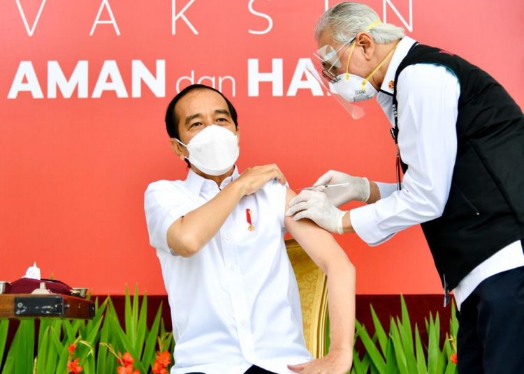 Presiden Joko Widodo menjadi orang pertama di Indonesia yang disuntikkan vaksin Covid-19.