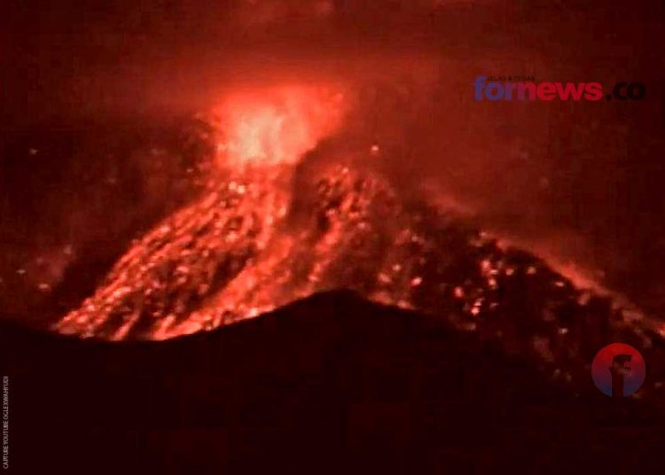 LETUSAN Gunung Merapi pada November 2010 silam yang sempat direkam Wahyudi disela mengevakuasi warga ke tempat aman. (foto capture dari youtube)