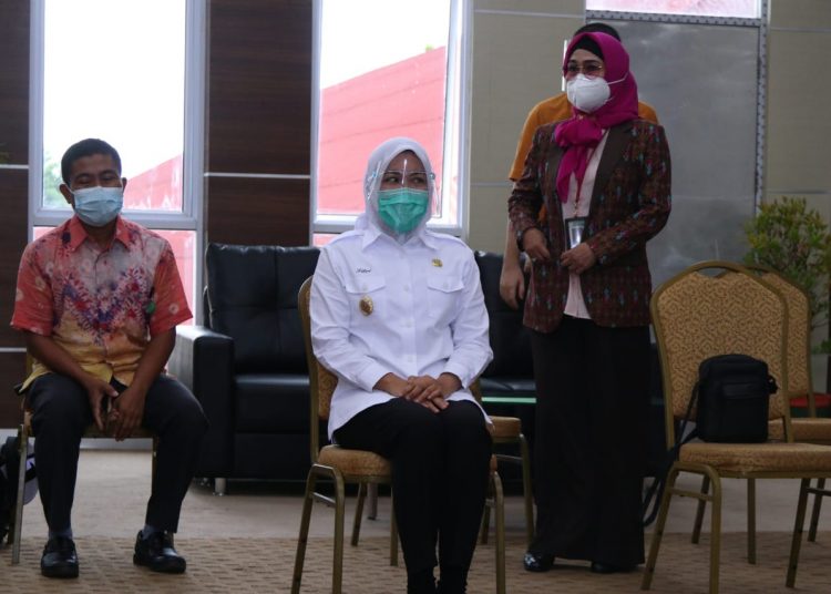 Wakil Wali Kota Palembang Fitrianti Agustinda saat menunggu giliran pemeriksaan kesehatan sebelum divaksinasi Covid-19 di RSUD Palembang BARI, Jumat (29/1/2021). (fornews.co/bakohumas palembang)