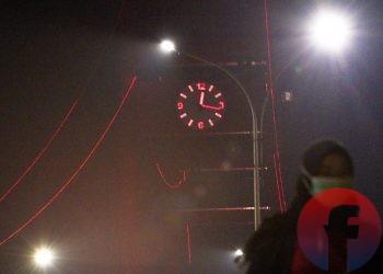 Warga melintas di Jembatan Ampera pada malam pergantian tahun 2020 ke 2021. (matakamera/fornews.co/mushaful imam)