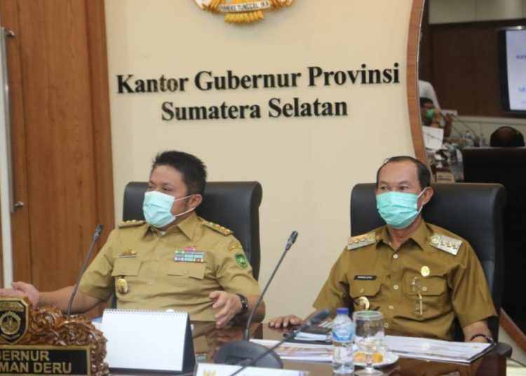 Gubernur Sumsel Herman Deru dan Wali Kota Palembang Harnojoyo menyatakan kesiapan divaksinasi pertama kali untuk menghilangkan kekhawatiran masyarakat akan keamanan vaksin Covid-19. (fornews.co/humas provinsi sumsel)