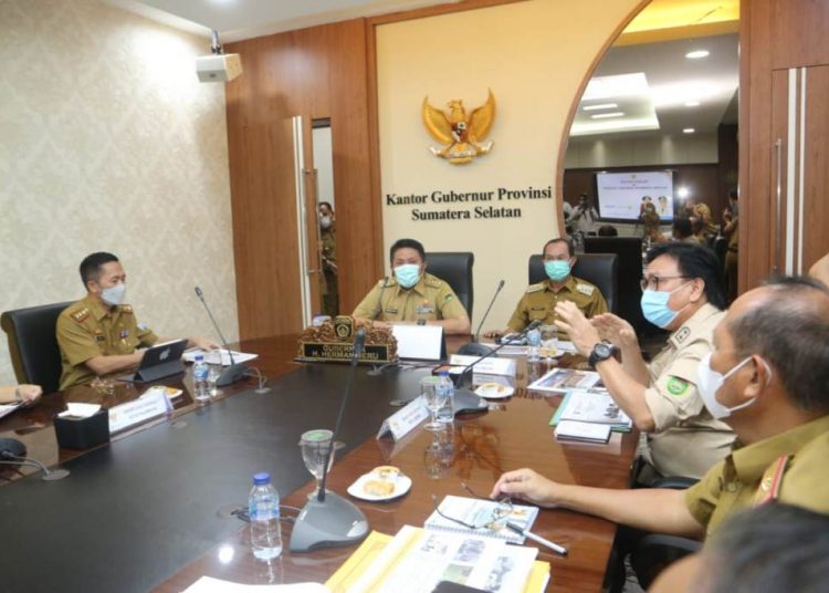Gubernur Sumsel Herman Deru saat memimpin rapat koordinasi dengan Pemkot Palembang tentang pembangunan infrastruktur, Senin (4/1/2021). (fornews.co/humas provinsi sumsel)