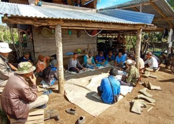 Warga Desa Cahaya Alam tengah musyawarah pembentukan kelompok usaha perhutanan sosial (KUPS). (fornews.co/haki)