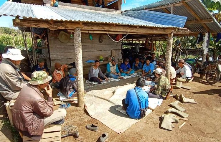 Warga Desa Cahaya Alam tengah musyawarah pembentukan kelompok usaha perhutanan sosial (KUPS). (fornews.co/haki)