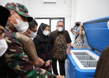 Bupati Muba Dodi Reza Alex bersama Forkopimda mengecek kesiapan tempat penyimpanan vaksin setibanya di Muba, Jumat (8/1/2021). (fornews.co/humas pemkab muba)