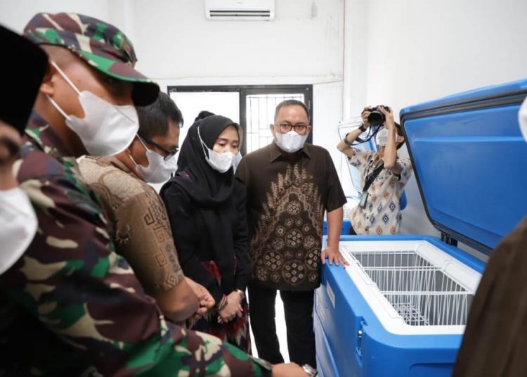 Bupati Muba Dodi Reza Alex bersama Forkopimda mengecek kesiapan tempat penyimpanan vaksin setibanya di Muba, Jumat (8/1/2021). (fornews.co/humas pemkab muba)