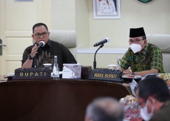 Bupati Muba Dodi Reza Alex dan Wakil Bupati Beni Hernedi mengikuti Rapat Staf Jajaran Pemkab Muba dan Rakor Teknis Strategi Pelaksanaan Vaksin Covid-19, di Ruang Rapat Serasan Sekate, Sekretariat Daerah Muba, Jumat (8/1/2021). (fornews.co/humas pemkab muba)
