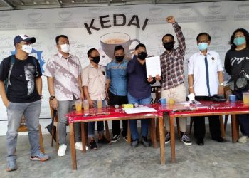 Koalisi Pers Sumsel menyampaikan pernyataan sikap desakan pencabutan Perma Nomor 5 tahun 2020 yang dinilai menghambat  kerja pers, Jumat (8/1/2021). (fornews.co/aji palembang)