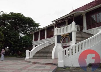 Seorang pengunjung memotret gedung Museum SMB II Palembang, belum lama ini. (fornews.co/yulia savitri)