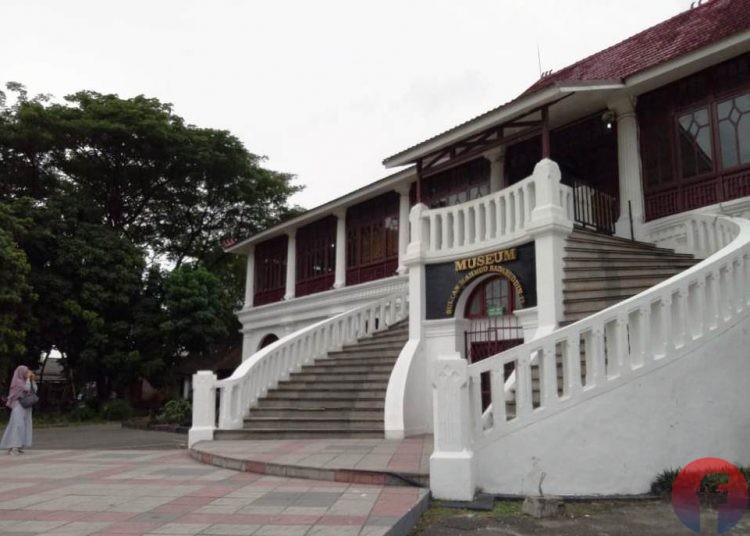 Seorang pengunjung memotret gedung Museum SMB II Palembang, belum lama ini. (fornews.co/yulia savitri)