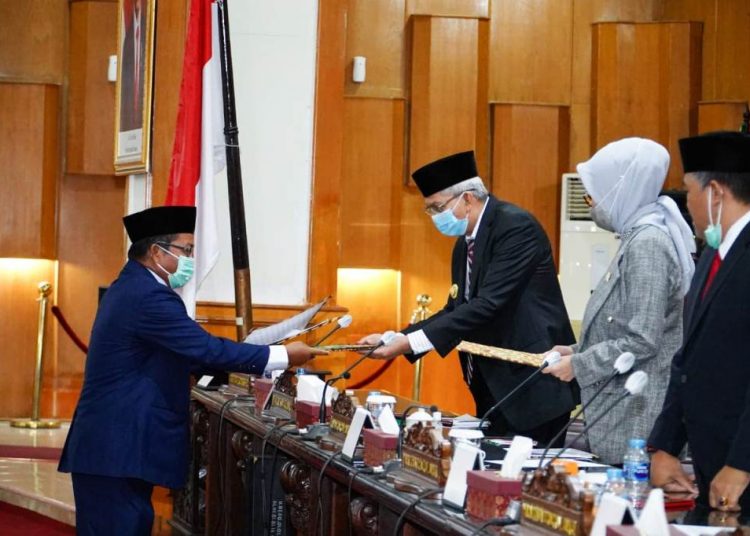 Wakil Gubernur Sumsel Mawardi Yahya menerima pengesahan empat Raperda usulan Pemprov Sumsel pada rapat paripurna ke XXIV DPRD Sumsel, Senin (11/1/2021). (fornews.co/humas provinsi sumsel)