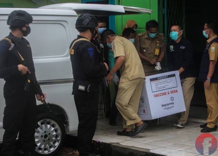 Petugas dari Sat Brimob Polda Sumsel melakukan pengamanan saat pemindahan vaksin dari Gudang Farmasi Dinkes Provinsi Sumsel. (matakamera/fornews.co/mushaful imam)