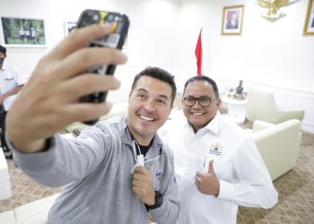 Ketua Komite Rally Pengurus Pusat IMI Rifat Sungkar swafoto usai audiensi dengan Bupati Muba Dodi Reza Alex terkait gelaran Kejurnas Rally 2021, Rabu (13/1/2021). (fornews.co/humas pemkab muba)