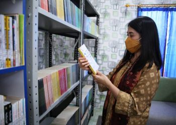 Bunda Baca Kabupaten Muba Thia Yufada Dodi Reza melihat koleksi buku usai meresmikan Pojok Baca Digital di Perpusdes Sumber Ilmu Desa Sidorejo, Kecamatan Keluang, Kamis (14/1/2021). (fornews.co/humas pemkab muba)