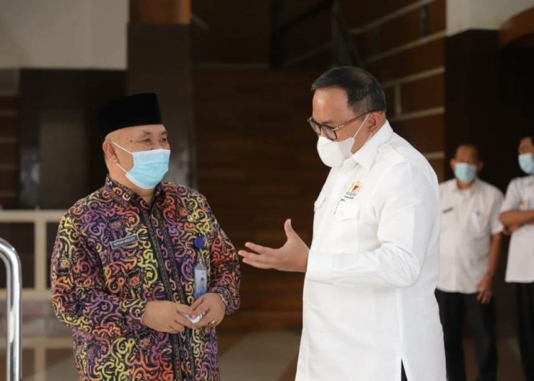 Bupati Muba Dodi Reza Alex berbincang santai dengan Kepala Perwakilan BKKBN Provinsi Sumsel Nopian Andusti, Kamis (14/1/2021). (fornews.co/humas pemkab muba)