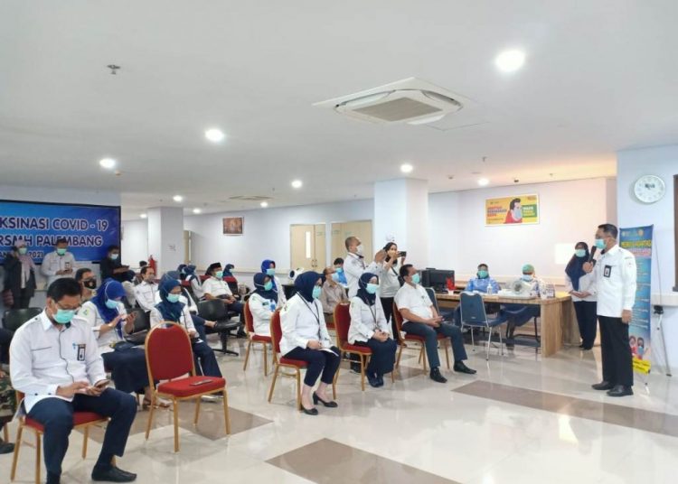 Pelaksanaan vaksinasi bagi tenaga kesehatan di lingkungan RSMH Palembang, Kamis (14/1/2021). (fornews.co/humas rsmh palembang)