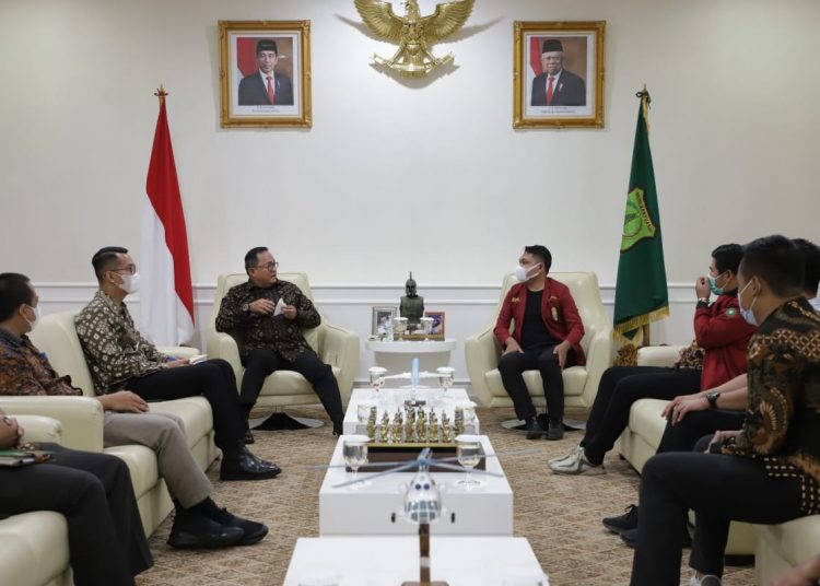 Bupati Muba Dodi Reza Alex saat menerima Pengurus DPD Ikatan Mahasiswa Muhammadiyah Sumsel di ruang audiensi Bupati Muba, Jumat (15/1/2021). (fornews.co/humas pemkab muba)
