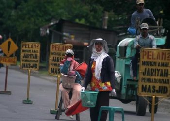 Ilustrasi warga meminta sumbangan di jalan umum untuk pembangunan masjid. (fornews.co/icmi.or.id)