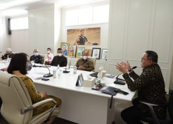 Bupati Muba Dodi Reza Alex saat menerima audiensi GM Garuda Indonesia Sumsel Meisye Paulina Tambunan di ruang rapat Guest House Griya Bumi Serasan Sekate, Jumat (15/1/2021). (fornews.co/humas pemkab muba)