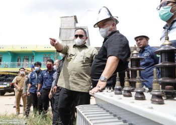 Bupati Muba Dodi Reza Alex didampingi Direktur PT MEP Augie Bunyamin meninjau lokasi pemasangan trafo baru PT MEP di Kecamatan Tungkal Jaya, Sabtu (16/1/2021). (fornews.co/humas pemkab muba)