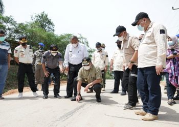 Bupati Muba Dodi Reza Alex saat meninjau jalan Simpang Pauh-Beji Mulyo (B1)- Berojaya Timur (B2)- Margo Mulyo (B3)- Pandan Sari (B4) di Kecamatan Tungkal Jaya, Kabupaten Muba, Sabtu (16/1/2021). (fornews.co/humas pemkab muba)