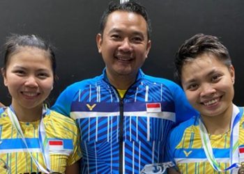 Ganda putri Indonesia Greysia Polii (kiri) dan Apriyani Rahayu (kanan) bersama pelatih Eng Hian. (fornews.co/pbsi)