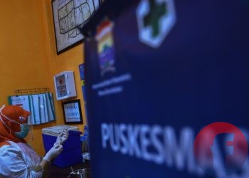 Petugas Puskesmas Merdeka Palembang sedang menyiapkan suntikan vaksin Covid-19. (matakamera/fornews.co/mushaful imam)