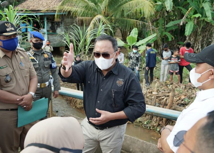 Bupati Muba Dodi Reza Alex saat meninjau saluran air di Simpang Kerang Desa Lais, Kecamatan Lais, yang selalu menimbulkan genangan air di jalan lintas Betung - Sekayu, Rabu (20/1/2021). (fornews.co/humas pemkab muba)