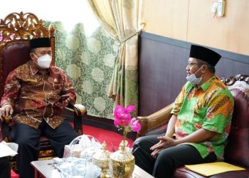 Kakanwil Kemenag Sumsel Mukhlisuddin saat menerima Ketua DPD AMPHURI Sumbagsel Juremi Slamet, Rabu (20/1/2021). (fornews.co/humas kemenag sumsel)