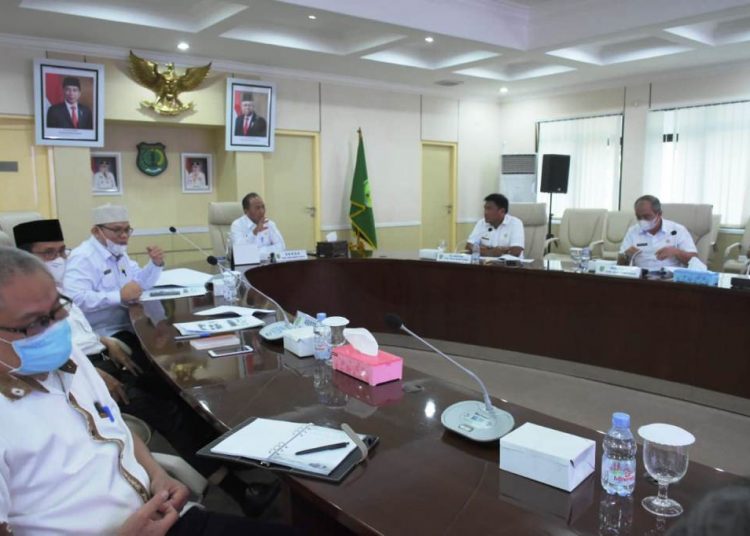Sekda Muba Apriyadi saat memimpin Rapat Pembahasan Rancangan Awal Rencana Kerja Pembangunan Daerah (RKPD) Kabupaten Muba Tahun Anggaran 2022 di Ruang Rapat Serasan Sekate, Kamis (21/1/2021). (fornews.co/humas pemkab muba)